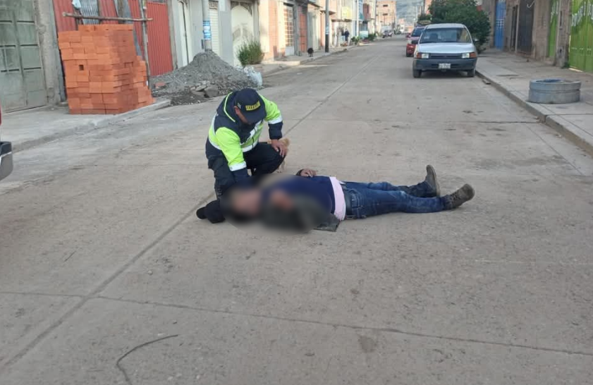 Puno | Taxi abandona a hombre inconsciente en plena vía pública Puno | Taxi abandona a hombre inconsciente en plena vía pública