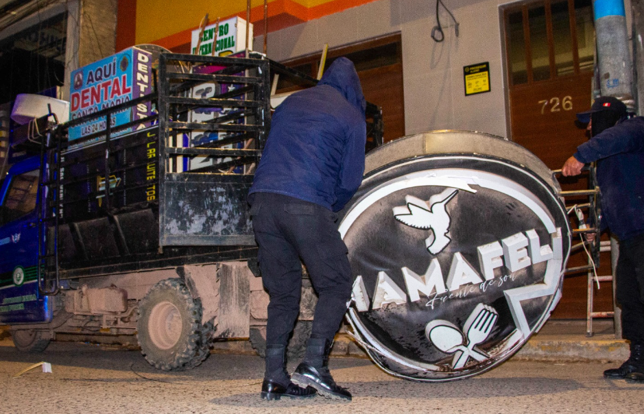 Juliaca | Retiran letreros publicitarios fuera de norma en el centro de Juliaca Juliaca | Retiran letreros publicitarios fuera de norma en el centro de Juliaca