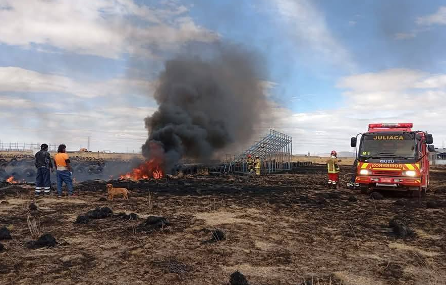 Juliaca | Controlan incendio forestal en la vía Caracoto – Huata gracias a intervención conjunta Juliaca | Controlan incendio forestal en la vía Caracoto – Huata gracias a intervención conjunta