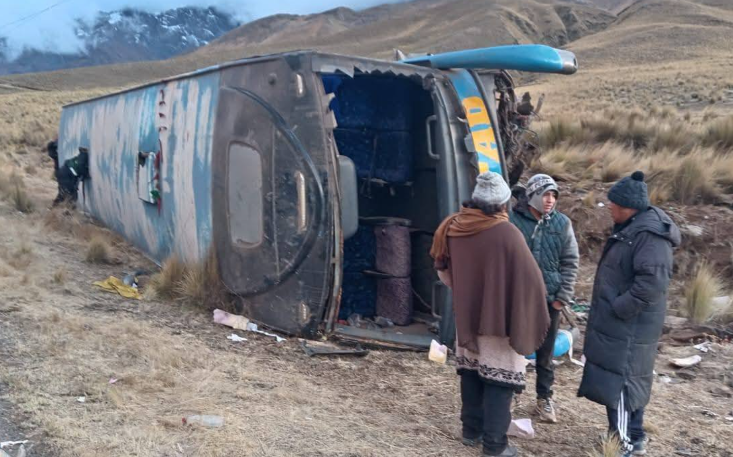 Ayaviri | Bomberos rescatan y trasladan a heridos tras volcadura de bus en la vía Juliaca–Cusco Ayaviri | Bomberos rescatan y trasladan a heridos tras volcadura de bus en la vía Juliaca–Cusco
