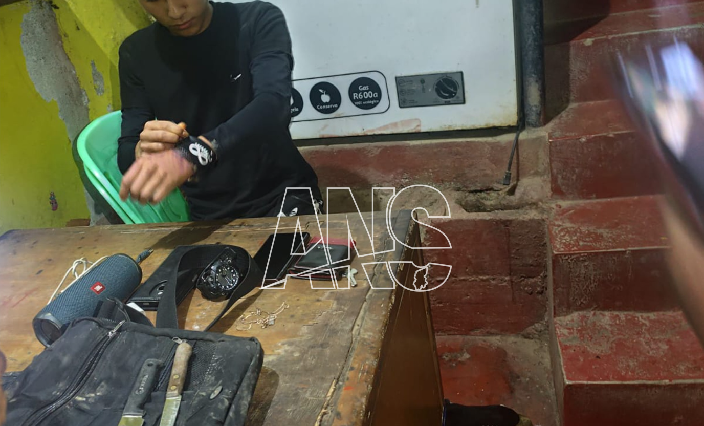 Sandia | Detienen a sujeto con cuchillos y objetos robados; se investiga vínculo con banda criminal Sandia | Detienen a sujeto con cuchillos y objetos robados; se investiga vínculo con banda criminal