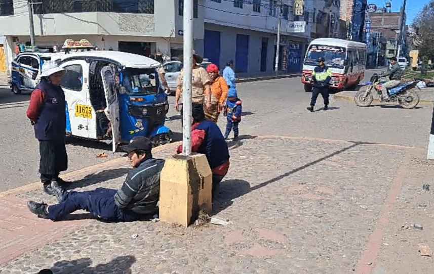 Juliaca | Serenos auxilian a mototaxista herido tras choque con cúster Juliaca | Serenos auxilian a mototaxista herido tras choque con cúster