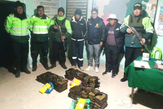 Huancané | Policía incauta 90 paquetes de droga y detiene a dos personas en Cojata Huancané | Policía incauta 90 paquetes de droga y detiene a dos personas en Cojata