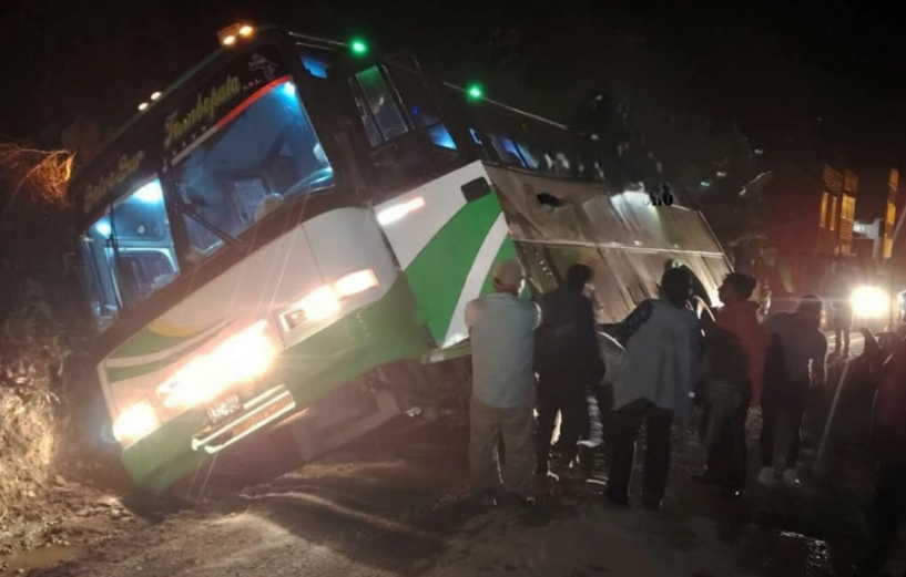 Sandia | Bus de empresa Selva Sur Tambopata casi sufre volcadura en San Juan del Oro