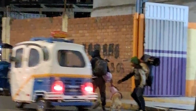 Puno | Extranjeros son captados maltratando a perrito que usan para pedir limosna en el Terminal Dorado Puno | Extranjeros son captados maltratando a perrito que usan para pedir limosna en el Terminal Dorado