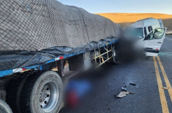 Puno | Choque entre miniván y tráiler en Yura deja un muerto y varios heridos Puno | Choque entre miniván y tráiler en Yura deja un muerto y varios heridos