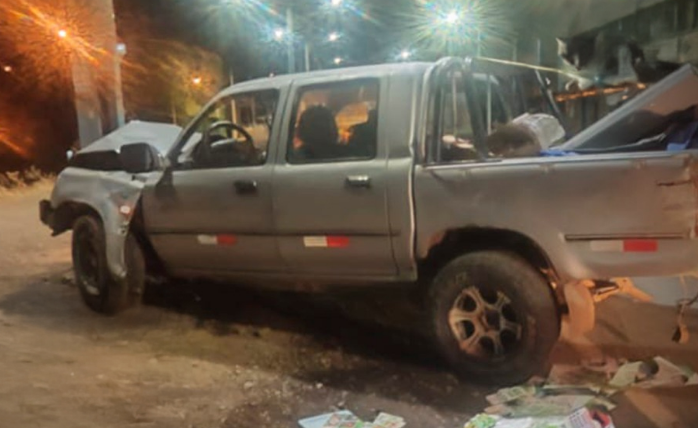 Puno | Camioneta choca contra poste de alumbrado en Jr. Leoncio Prado y deja un herido Puno | Camioneta choca contra poste de alumbrado en Jr. Leoncio Prado y deja un herido