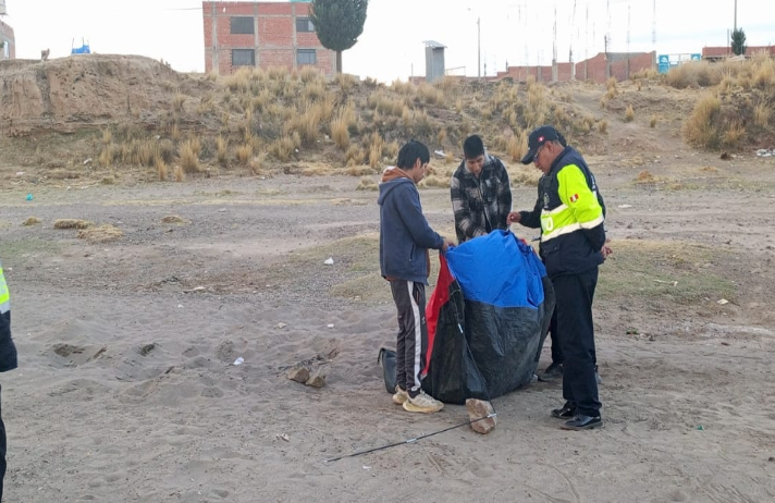 San Miguel | Serenazgo retira carpa instalada en el río Coata por personas en estado de ebriedad San Miguel | Serenazgo retira carpa instalada en el río Coata por personas en estado de ebriedad
