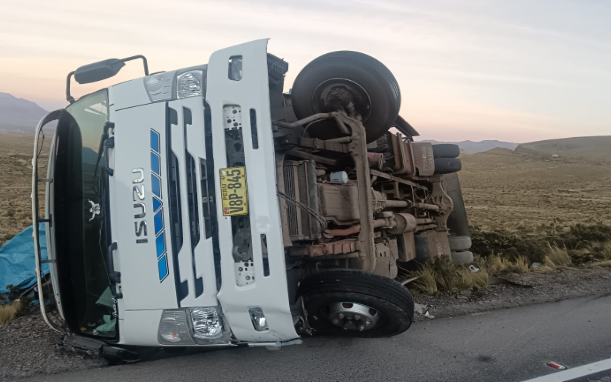 Juliaca | Camión se despista y vuelca en la vía dejando solo daños materiales