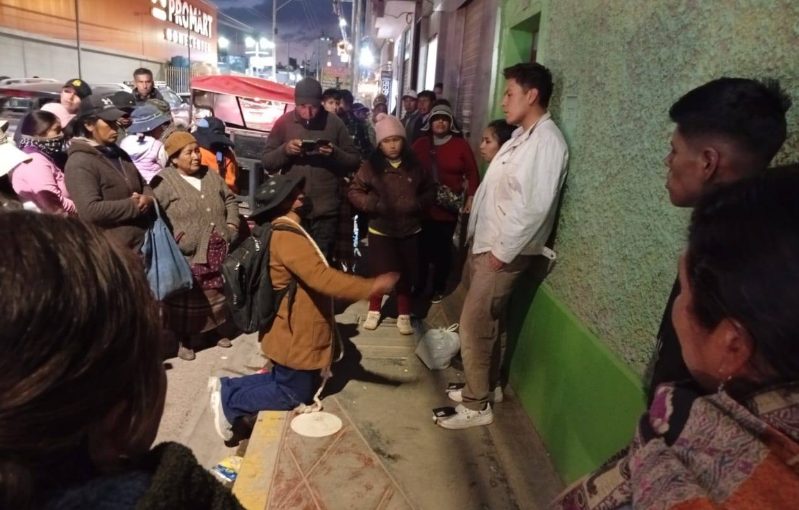 Juliaca | Familiares de joven desaparecido suplican de rodillas a presuntos implicados que revelen su paradero Juliaca | Familiares de joven desaparecido suplican de rodillas a presuntos implicados que revelen su paradero