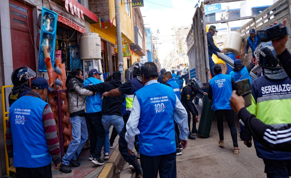 San Román | Municipio libera calles ocupadas por comerciantes y vehículos de carga en operativo inopinado San Román | Municipio libera calles ocupadas por comerciantes y vehículos de carga en operativo inopinado