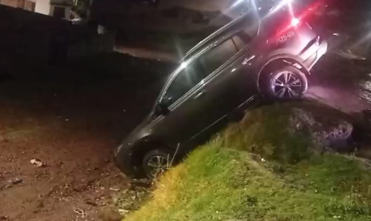 Juliaca | Vehículo queda al borde del abismo en Huaynarroque; conductor estaba ebrio Juliaca | Vehículo queda al borde del abismo en Huaynarroque; conductor estaba ebrio