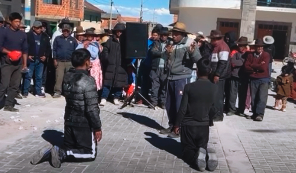 Yunguyo | Pobladores retienen a presuntos ladrones de motos y exigen justicia comunal en Copani Yunguyo | Pobladores retienen a presuntos ladrones de motos y exigen justicia comunal en Copani