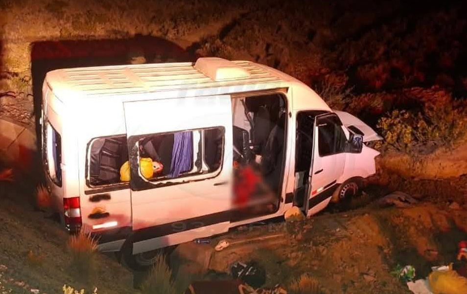 Puno | Despiste de miniván deja dos muertos y más de doce heridos en la ruta Puno–Moquegua