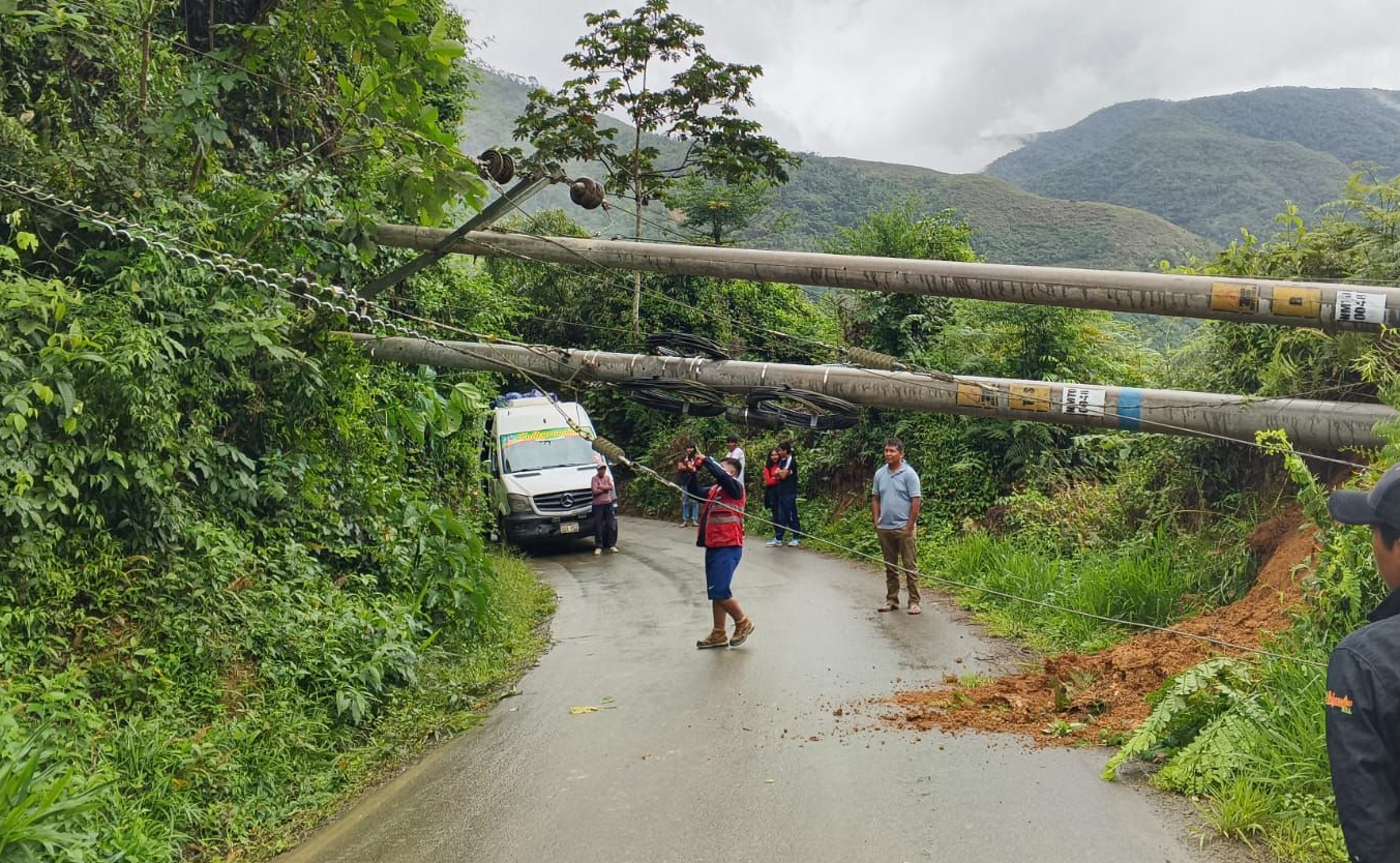 Sandia | Postes y cables de alta tensión colapsan en Collpani y afectan tránsito hacia San Pedro de Putina Punco Sandia | Postes y cables de alta tensión colapsan en Collpani y afectan tránsito hacia San Pedro de Putina Punco